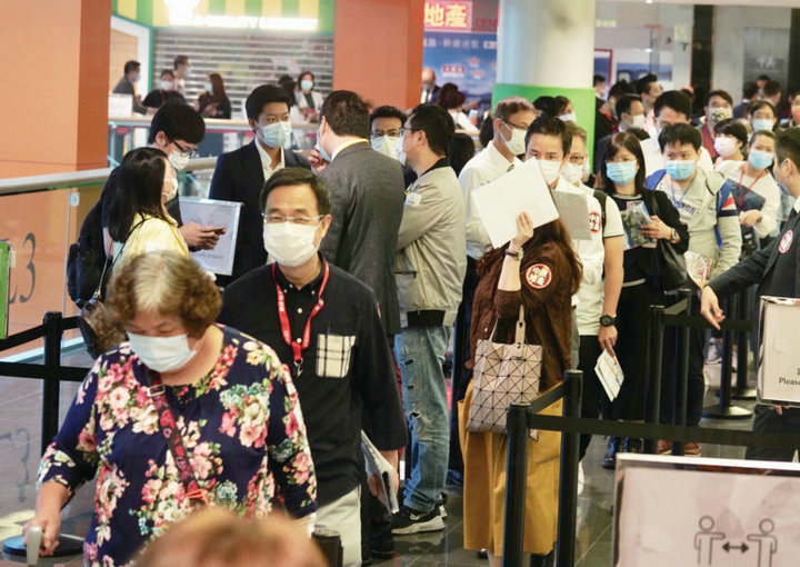 1 57 - 香港新盘:沙田大围站柏傲庄II展销厅周三起改为2人一组参观